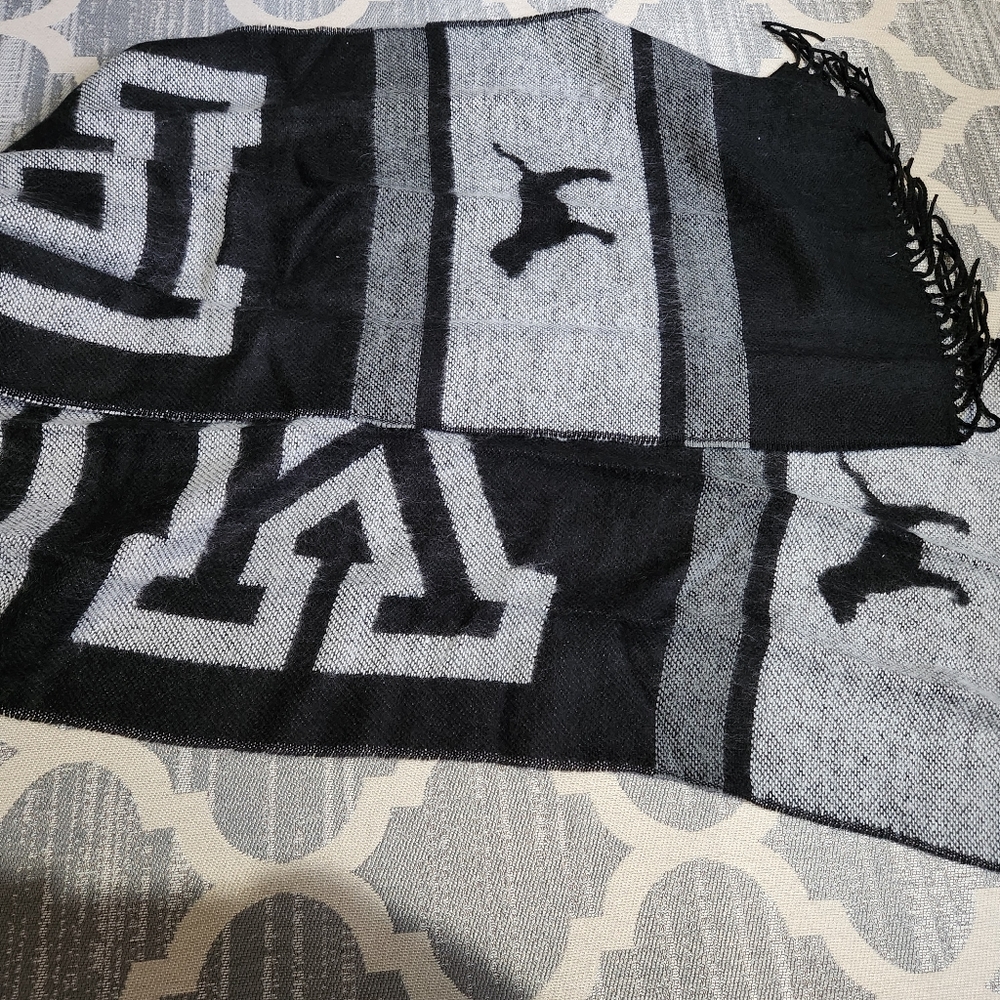 PINK Victoria’s Secret Reversible Scarf Logo Dog - Picture 5 of 5
